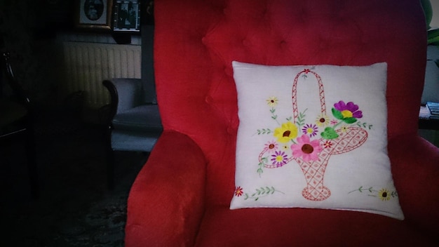 detal haftu na poduszce