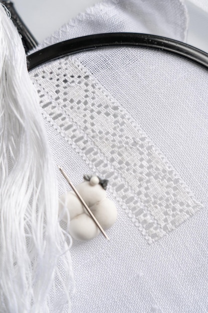 haft na naturalnej tkaninie